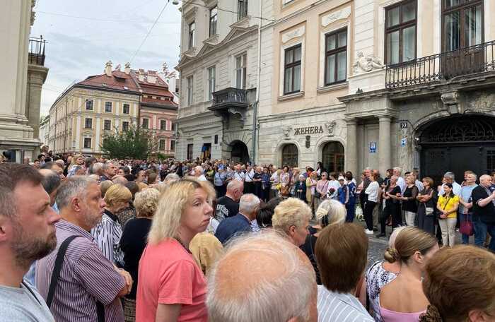 Тисячі люди прийшли попрощатись з Іриною Фаріон