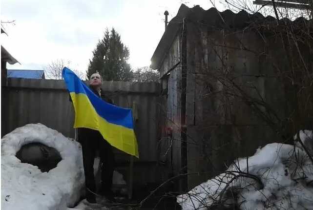 Спочатку піарився з українським прапором, тепер розповсюджує фейки: історія російського електрика, який став біженцем і змінив позицію