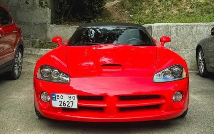 У Києві засвітився легендарний спорткар 2000-х Dodge Viper