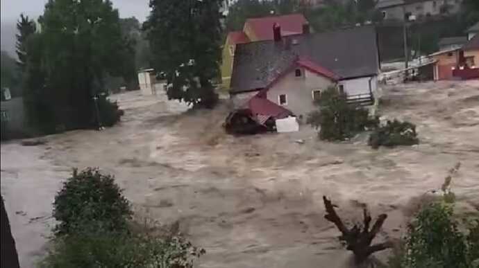 У Польщі після прориву дамби місто пішло під воду