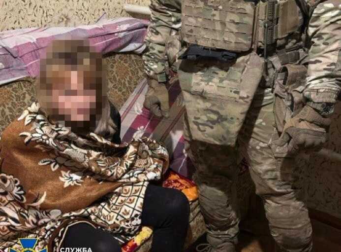 СБУ затримала зрадницю, яка коригувала російські удари по позиціях Сил оборони біля Часового Яру