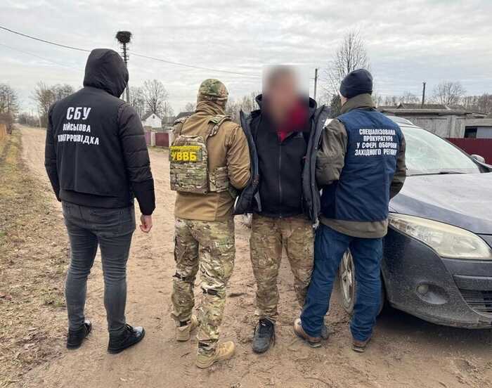 Прикордонники затримали чоловіка на Волині, який за 7 тисяч доларів допомагав виїхати за кордон