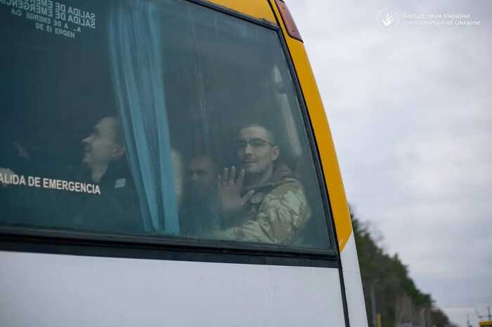 Лубінець показав емоційне відео зі звільненим з полону захисником